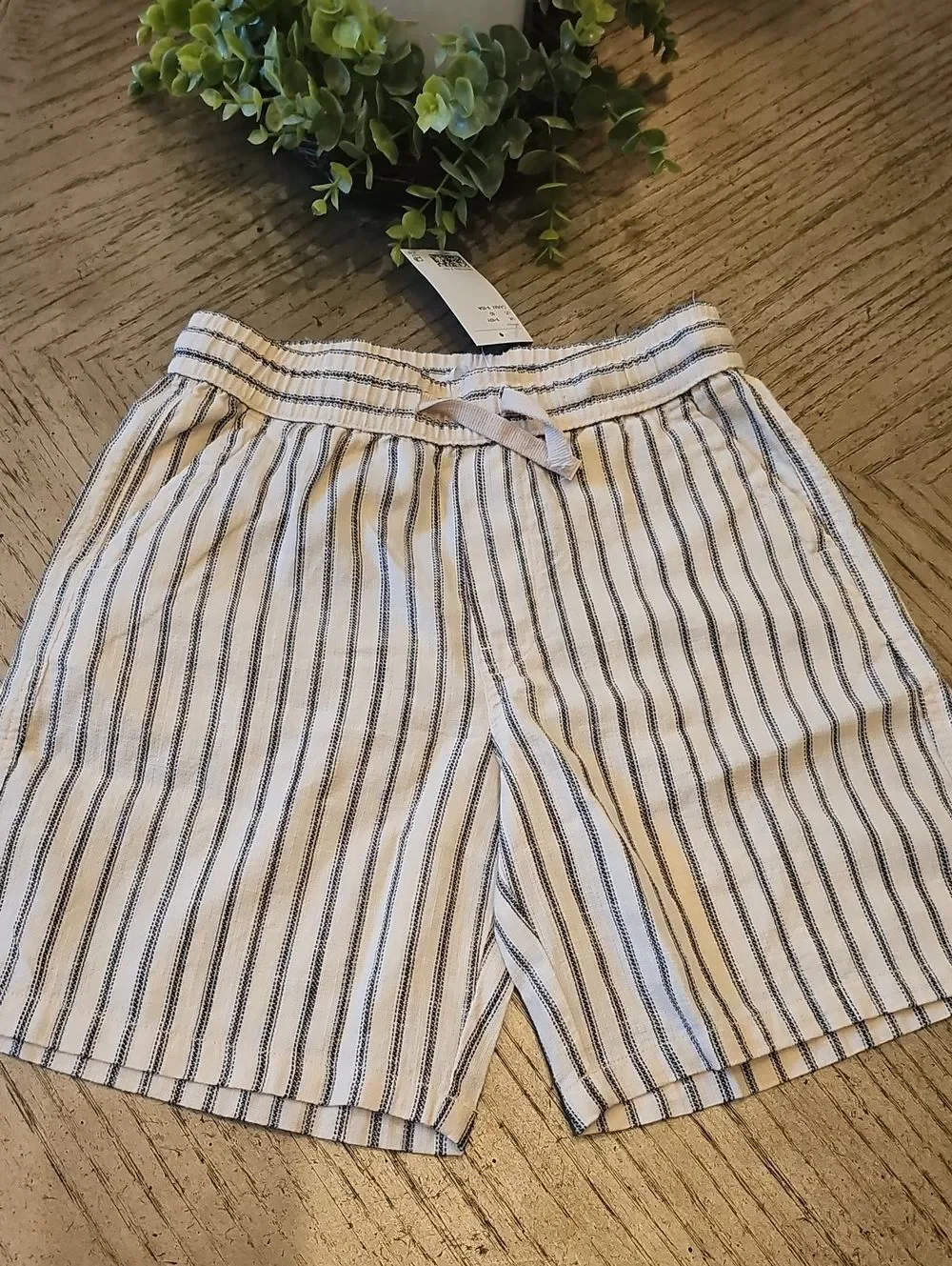 H&M Cream Shorts with Stripes Size 9-10 NWT